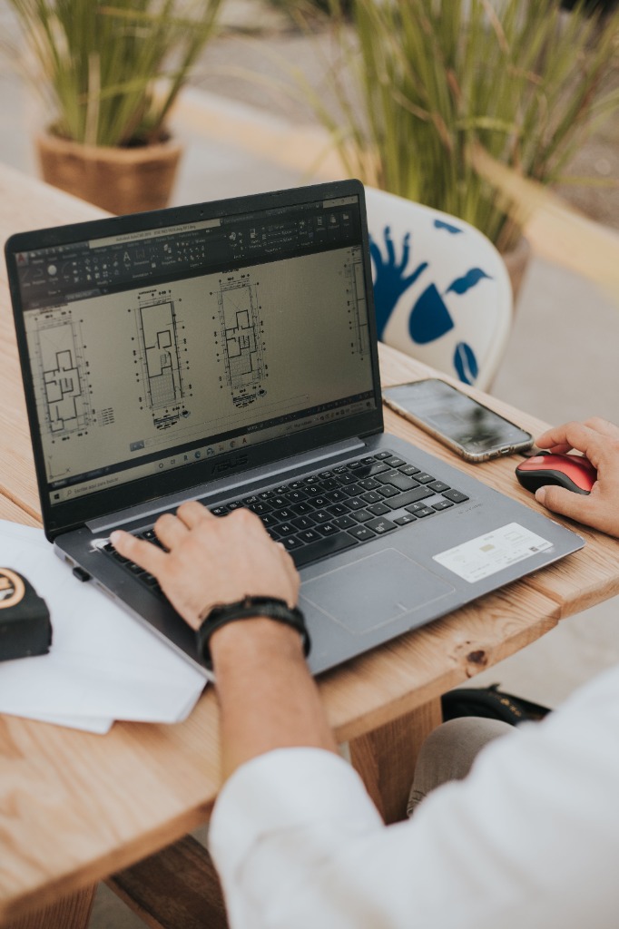 Notebook com desenhos técnicos em ambiente externo